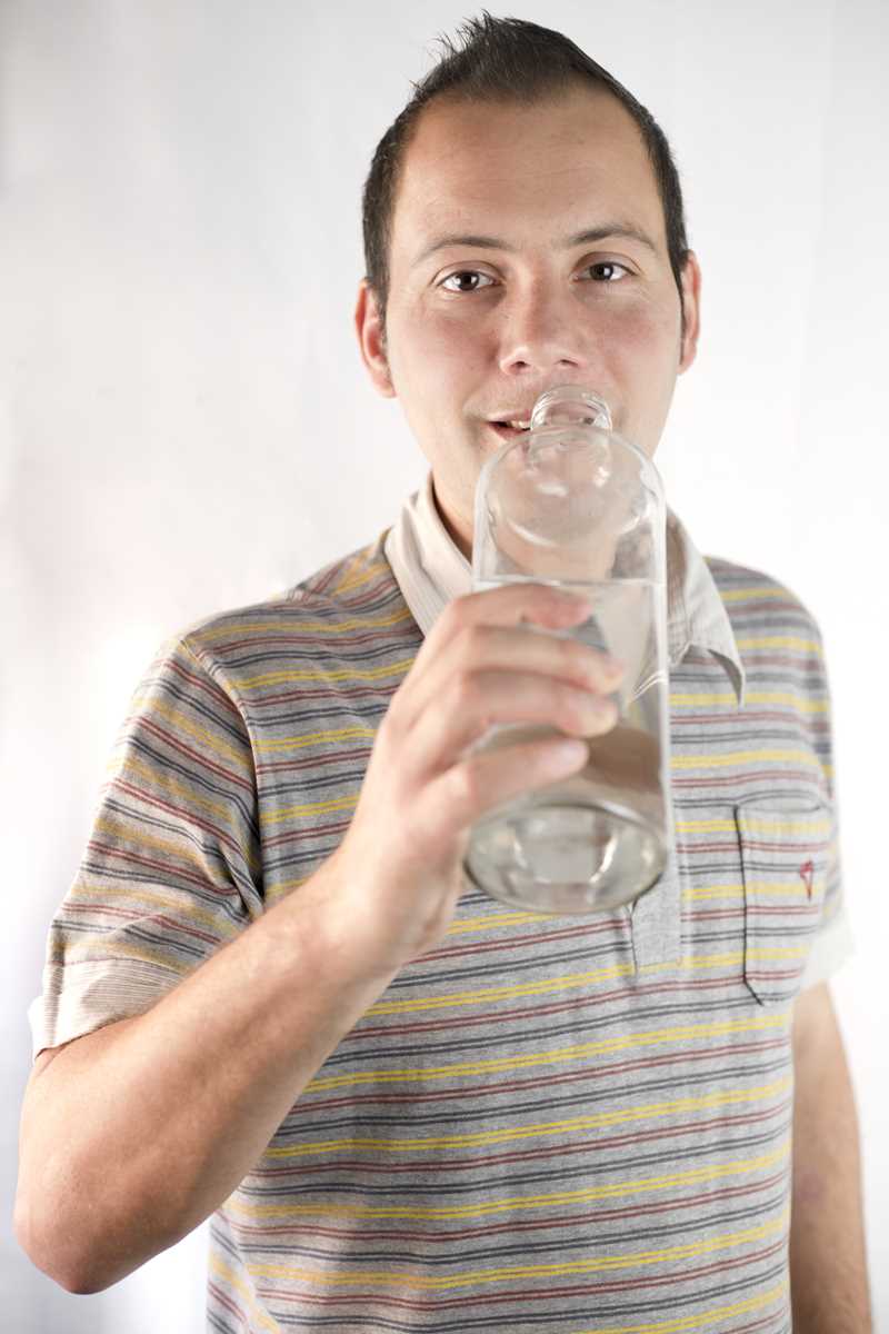 Habito saludable de beber agua cada día